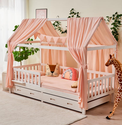 ALAVYA HOME Hausbett Deko Set 3-tlg Bio-Musselin Kinderzimmer - Hellrosa. Sanftes, hellrosa Musselin-Gewebe dekoriert ein Hausbett im Kinderzimmer.