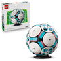 LEGO Editions Fussball 43019 Bauset mit Mini-Stadion, 1498 Teile – runde Ballform, schwarzer Sockel