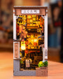 Rolife Book Nook Sakura Wine Alley – DIY Miniaturhaus mit LED-Licht, japanische Gassen-Szene aus Holz
