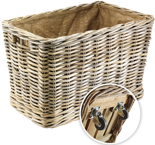 Kobolo Kaminholzwagen Holzkorb, ein naturbrauner Rattankorb mit Jute-Futter und Rollen. Für Transport und Lagerung von Kaminholz.