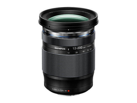 Olympus 12-200mm Zoom Objektiv - Schwarz. Schwarzes, zylindrisches Kameraobjektiv. Ermöglicht variable Brennweiten von 12 bis 200 mm für Fotografie und Videografie.
