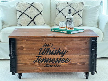 Uncle Joe's Couchtisch XL Whisky Truhe Stauraum Braun. Brauner Couchtisch in Truhenform. Bietet Stauraum und dient als Ablage.