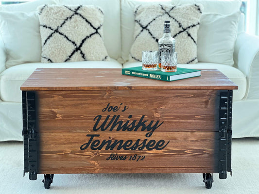 Uncle Joe's Couchtisch XL Whisky Truhe Stauraum Braun. Brauner Couchtisch in Truhenform. Bietet Stauraum und dient als Ablage.