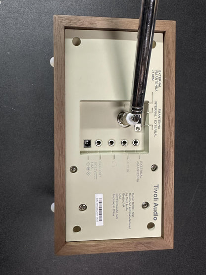 Tivoli Audio Model One UKW/MW Tischradio – Schwarz/Silber
