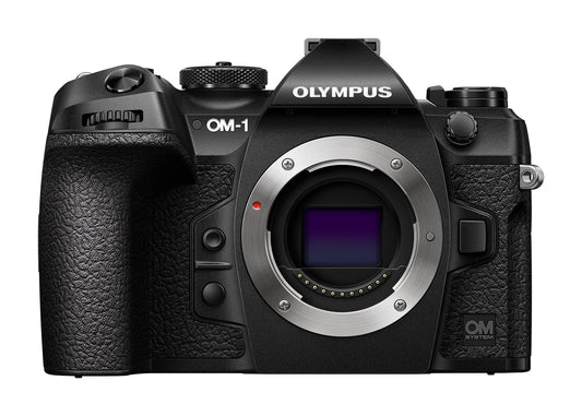 Olympus OM-1 Systemkamera: Schwarzer Kamerabody, silberne Bedienelemente. Analoge Fotografie mit Wechselobjektiven für Filmaufnahmen.
