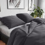Wolkenfeld Bettwäsche Set - 220x240 Baumwolle Anthracite 3-teilig. Anthrazitfarbene Baumwoll-Bettwäsche für Bettdecke & Kissen.