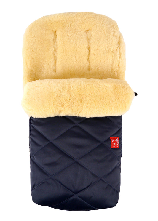 Kaiser Lammfell Fusssack Natura für Kinderwagen - Navy. Dunkelblauer Lammfell-Fusssack zur Wärmeisolation im Kinderwagen.