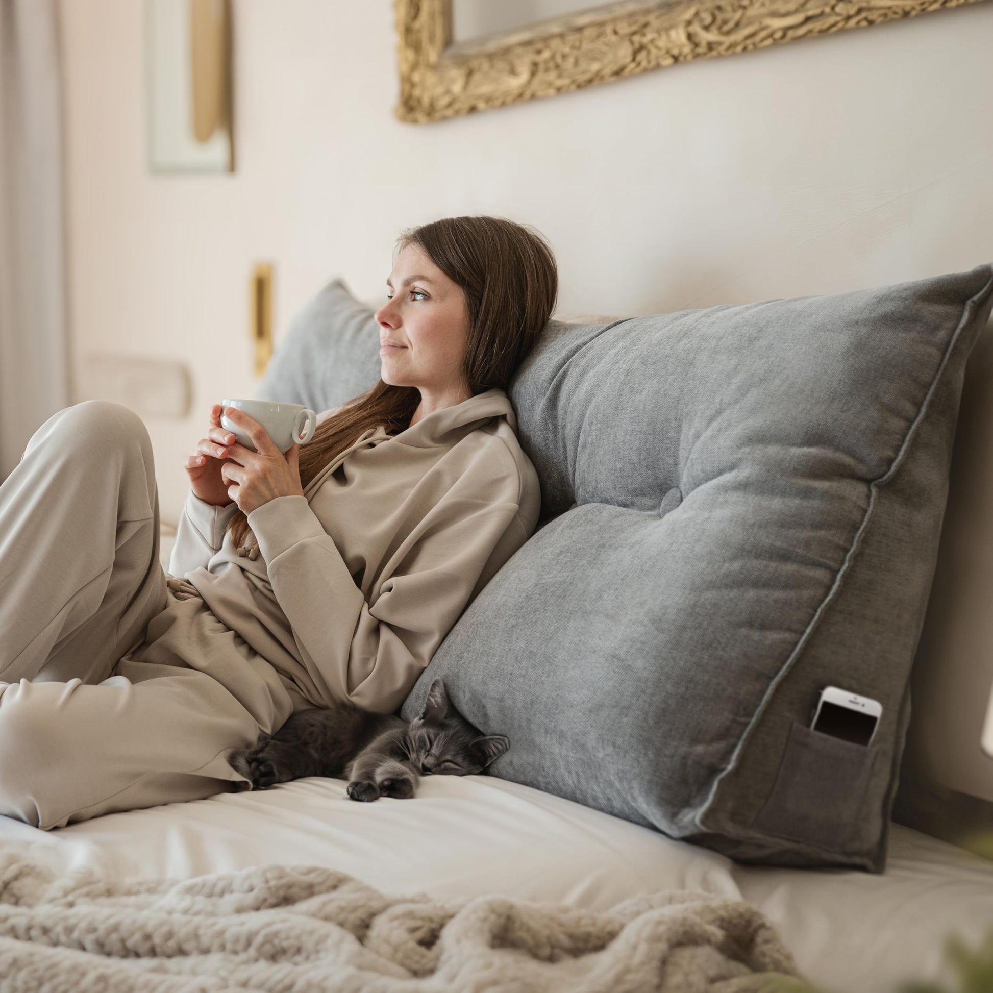 Björn&Schiller Rückenkissen Lesekissen, ein 100cm breites, graues, ergonomisches Keilkissen. Bietet komfortable Rückenstütze zum Lesen und Entspannen.