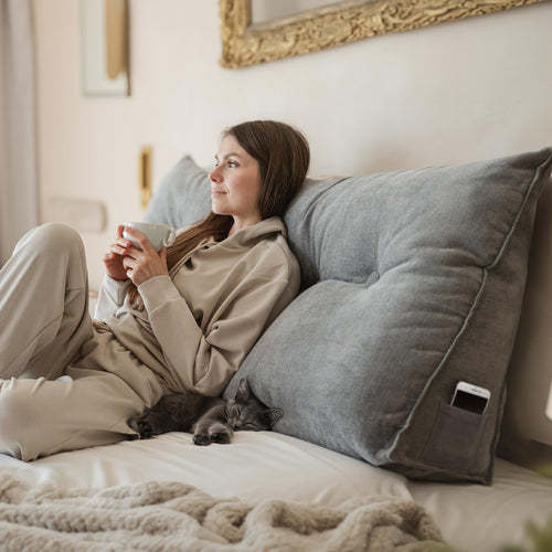 Björn&Schiller Rückenkissen Lesekissen, ein 100cm breites, graues, ergonomisches Keilkissen. Bietet komfortable Rückenstütze zum Lesen und Entspannen.