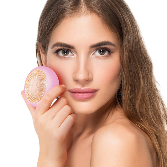 Foreo UFO 2 LED Gesichtsmaske - Rotlichttherapie. Rundes, pinkfarbenes Gerät zur photobiologischen Stimulation der Haut. Fördert die Kollagenproduktion und reduziert Falten durch Rotlichttherapie.
