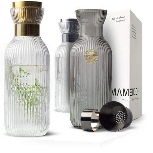 MAMEIDO Wasserkaraffe 1,5 l, Glaskaraffe mit Ausgiesser & Sieb, mundgeblasen, geriffeltes Glas