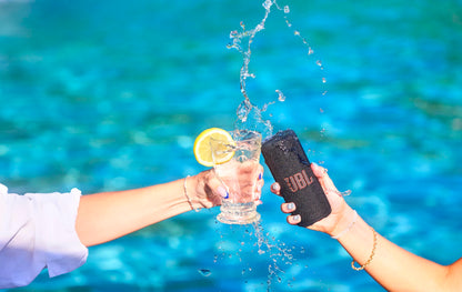 JBL Grip Bluetooth Lautsprecher, IP68 wasserdicht, Schwarz