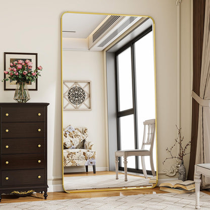 Koonmi Ganzkörperspiegel Standspiegel – Gold, 76x171cm abgerundet. Goldener, abgerundeter Standspiegel für eine vollständige Körperansicht.