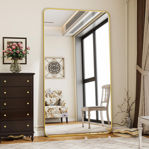 Koonmi Ganzkörperspiegel Standspiegel – Gold, 76x171cm abgerundet. Goldener, abgerundeter Standspiegel für eine vollständige Körperansicht.