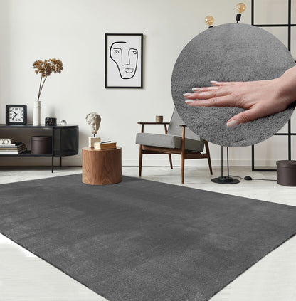 the carpet Relax Kurzflor Teppich Felloptik Anthrazit 200 x 280 cm aus weichem Polyester