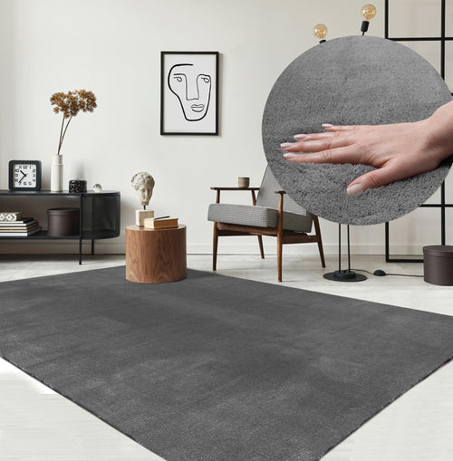 the carpet Relax Kurzflor Teppich Felloptik Anthrazit 200 x 280 cm aus weichem Polyester