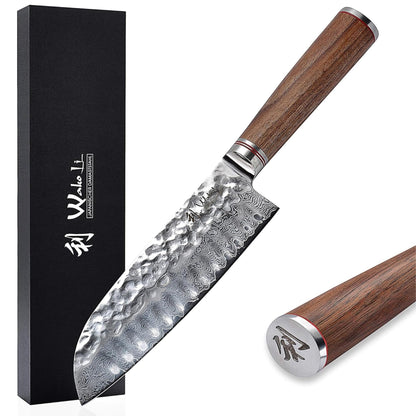 Wakoli Damast Santoku Messer 17.5 cm – Nussbaum Hammerschlag. Damast-Hammerschlagklinge, Nussbaumgriff. Zum präzisen Zerteilen.