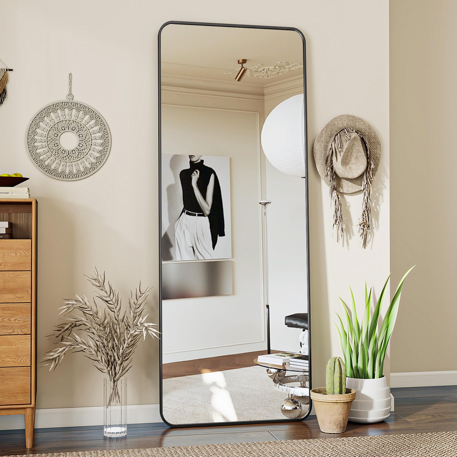 Koonmi Standspiegel Ganzkörper – Abgerundet 53x163 cm Schwarz. Schwarz, abgerundet. Reflektiert Körperbild zur Anprobe.
