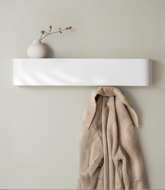 Kazai Wandgarderobe Toke Design-Garderobenpaneel - Weiss. Weißes, rechteckiges Wandpaneel zum Aufhängen von Kleidung im Flur.