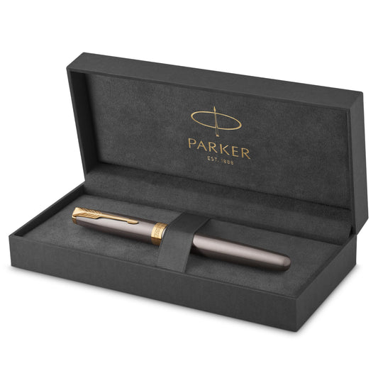 PARKER Sonnet Füller Grau Lackiert mit Goldenen Zierteilen. Ein Füllfederhalter zum Schreiben mit Tinte.
