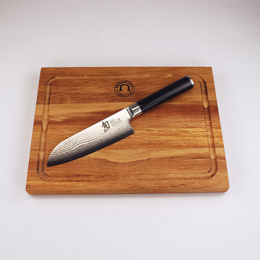Kai Shun Classic Damastmesser Set DM-0727 – Santoku 14cm + Eichenbrett. Damastmesser und Eichenbrett zum Schneiden.