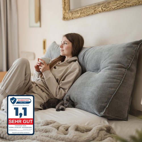 Björn&Schiller Rückenkissen Lesekissen – 140 cm Grau. Keilförmiges Kissen in Grau zur Rückenabstützung beim Lesen im Bett.