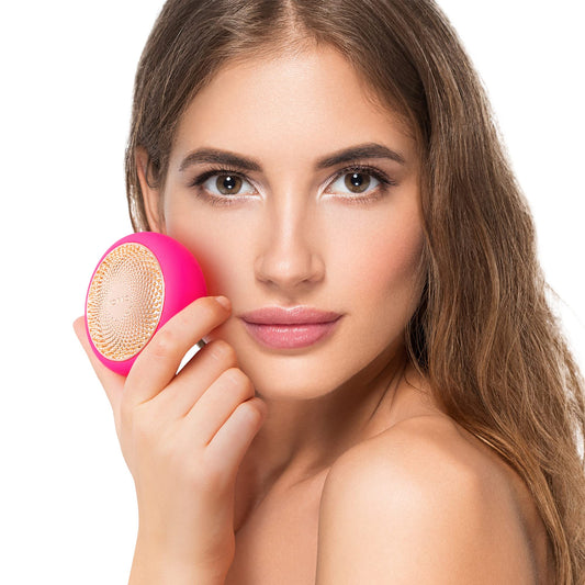 Foreo UFO 2 LED Gesichtsmaske – Rotlichttherapie: Rotes, scheibenförmiges Gerät. Wendet Rotlichttherapie zur Hautverjüngung und Behandlung von Hautproblemen im Gesicht an.
