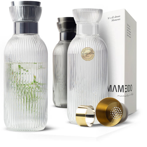 MAMEIDO Wasserkaraffe 1,5 l Glaskaraffe mit Ausgiesser und Sieb – geriffeltes mundgeblasenes Glas
