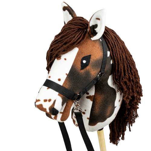 SKIPPI Hobby Horse A3 Steckenpferd - Braunschecke Halfter Set. Braunschecke Steckenpferd mit Halfter Set, zum Spielen und Reiten für Kinder.