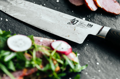 Kai Shun Tim Mälzer Premier Santokumesser TDM 1702 mit Schneidebrett