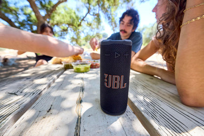 JBL Grip Bluetooth Lautsprecher, IP68 wasserdicht, Schwarz