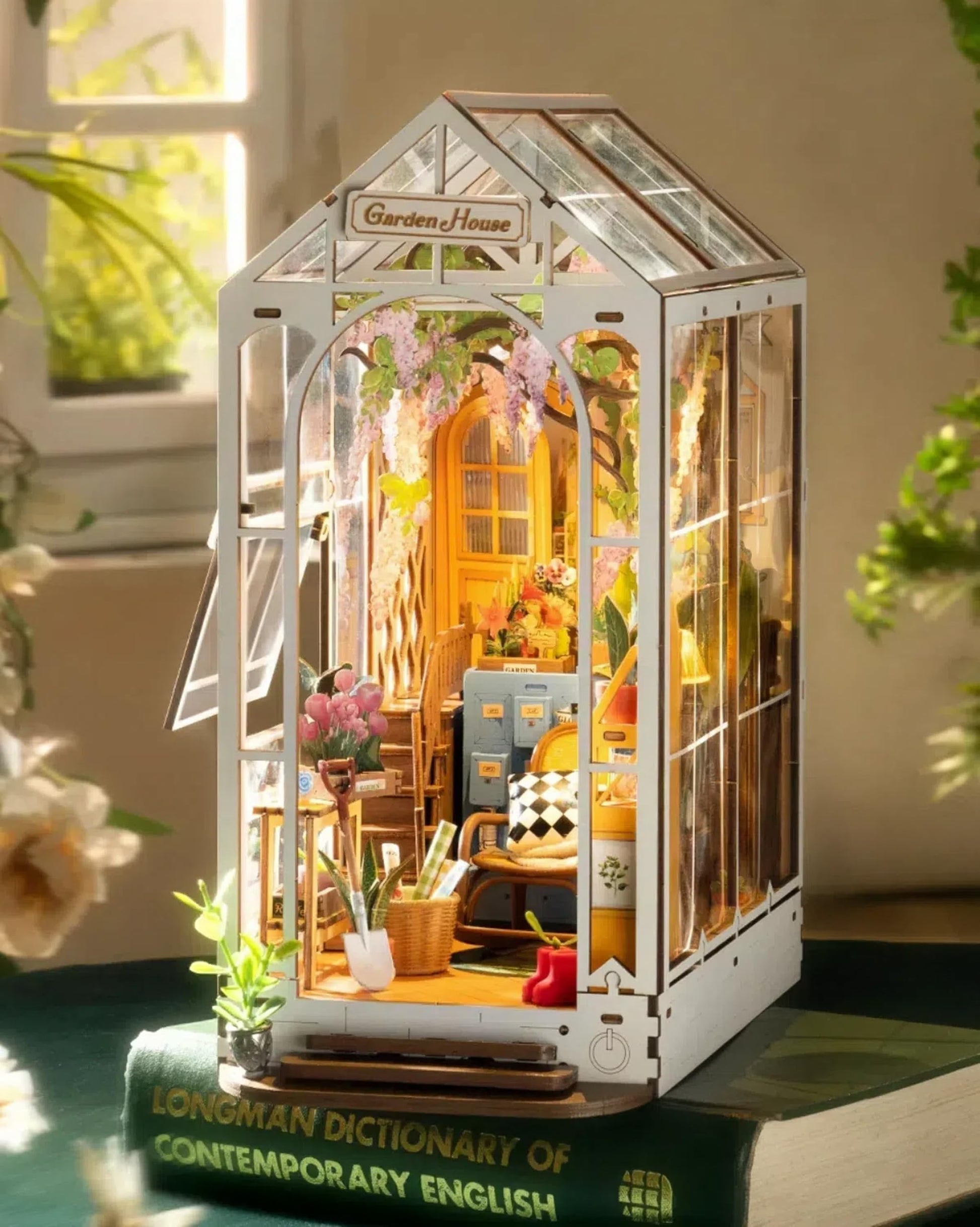 Rolife Book Nook Kit, DIY Miniaturhaus aus Holz mit LED-Licht, Hüttenform als beleuchtete Buchstütze