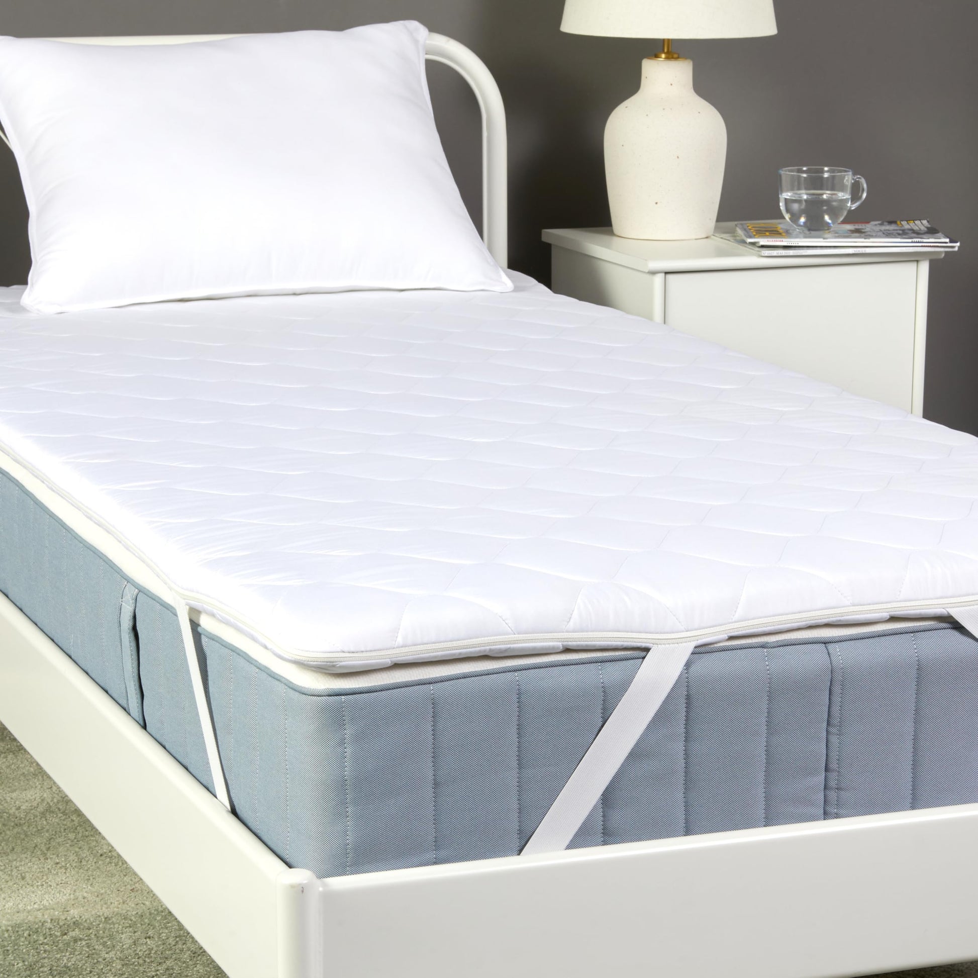 Amazon Basic Matratzenauflage Schaumkern 6cm - 120x200cm Weiss, weiße Schaumstoffplatte erhöht Liegekomfort und schont die Matratze.