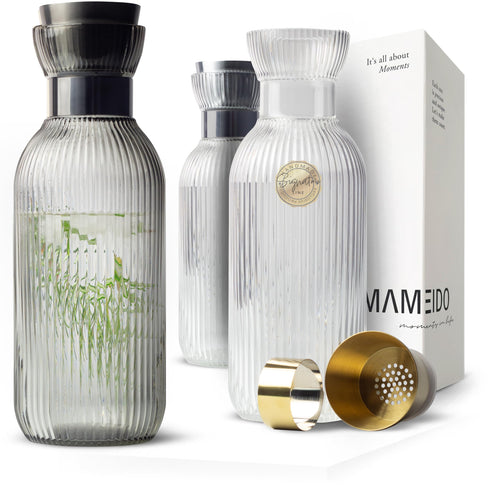 MAMEIDO Wasserkaraffe 1,5 l mit Ausgiesser und Sieb, Smoke Black, geriffeltes mundgeblasenes Glas