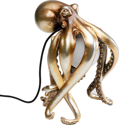 Kare Design Animal Octopus Tiermotiv Tischlampe - Gold. Goldene Tischleuchte in Krakenform, die als dekorative Lichtquelle auf Tischen dient.