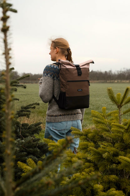 Ela Mo Rolltop Rucksack Damen mit Laptopfach und USB, Sand & Olive