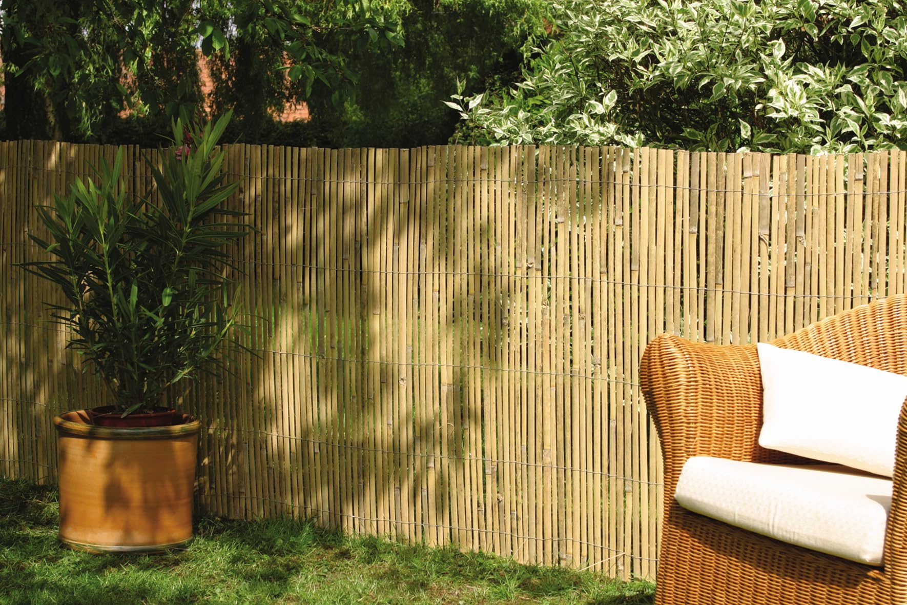 DE-COmmerce Bambus Sichtschutzzaun CALAMA gehärtet. Naturfarbene Bambusrohre bieten effektiven Sichtschutz im Garten oder auf dem Balkon.