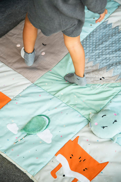 Momi VOLPI sensorische Patchwork-Matte, Krabbeldecke 120 x 160 cm