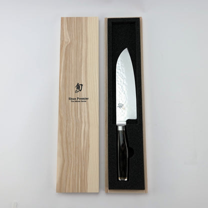 Kai Shun Tim Mälzer Premier Santokumesser TDM 1702 mit Schneidebrett