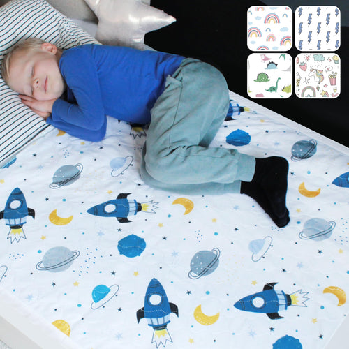 Hygge Sheets Bettunterlage wasserdicht für Kinder, 2er-Pack Weltraum, gesteppte Matratzenauflage