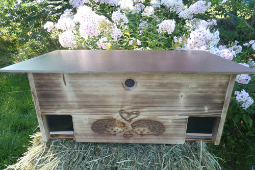 Vollholz Igelfutterhaus 80x40cm – Labyrinth, Rattenklappe, geflammt. Sicheres Igel-Futterhaus mit Rattenschutz.