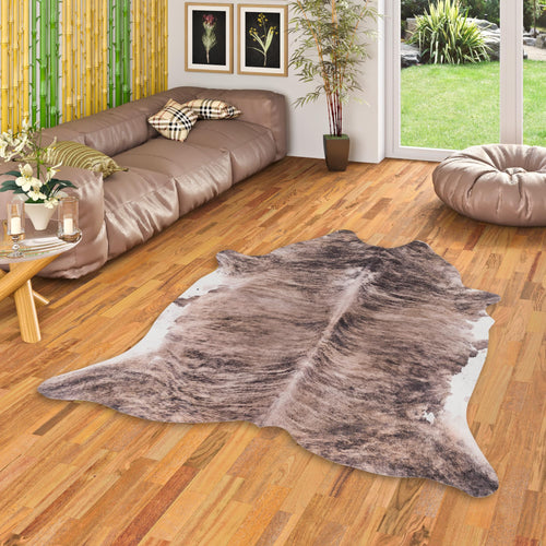 Pergamon Rinderfell Kunstfaser Teppich in Braun-Beige, dient als Bodenbelag für Wohnräume.