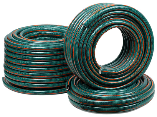 STRÜBER BOS Gartenschlauch 1 Zoll 50m - 4-lagig PVC. Grüner, aufgerollter 4-lagiger PVC-Schlauch leitet Wasser im Garten.