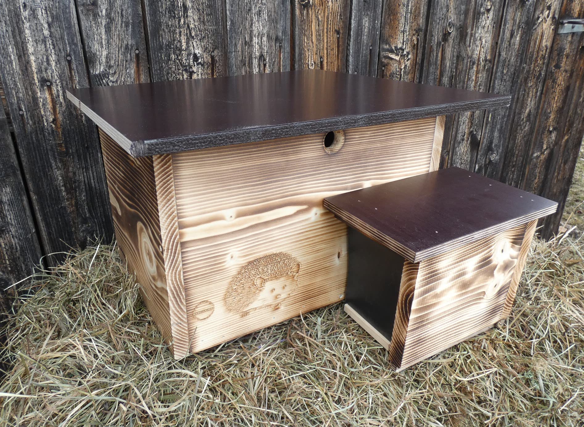 ARBRIKADREX Igelhaus Winterfest - 45x40x28cm Vollholz. Rechteckiges braunes Vollholzhaus für sicheren Winterschutz von Igeln.