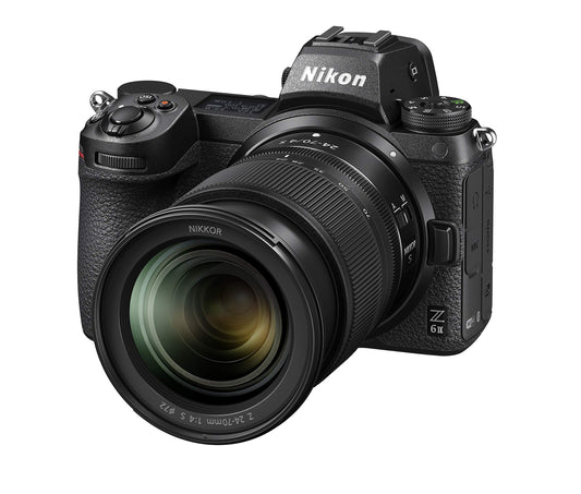 Nikon Z 6II KIT 24-70mm 1:4 S Kamera Kit: Schwarze Vollformat-Spiegellose Systemkamera mit angesetztem Standard-Zoomobjektiv zum Fotografieren und Filmen.