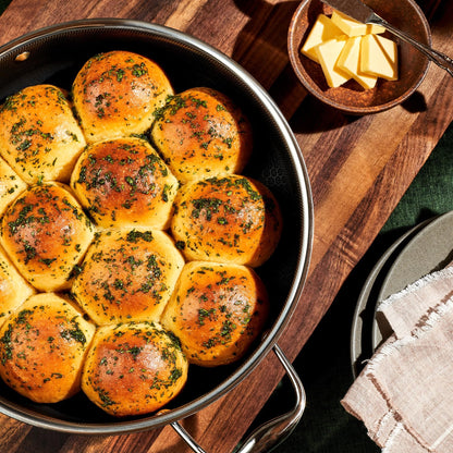 HexClad Hybrid-Antihaft-Schmorpfanne mit Deckel – 4.5 L