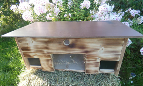 easytouch Igelfutterhaus Sichtfenster – edel geflammt, ohne Boden. Schützt Igel und Futter; Sichtfenster zur Beobachtung.