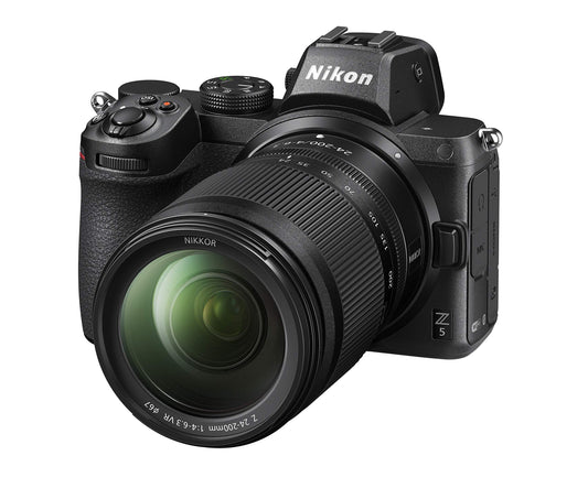 Nikon Z 5 Systemkamera Kit mit Z 24-200mm f/4.0-6.3 VR: Schwarze, spiegellose Kamera mit angesetztem Zoomobjektiv für digitale Fotos.
