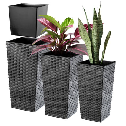 KADAX 3er Set Pflanzkübel mit Innentopf – Grafit Rattan H 57-75 cm. Grafitfarben, Rattan-Optik, mit Innentopf zum Pflanzen von Gewächsen.