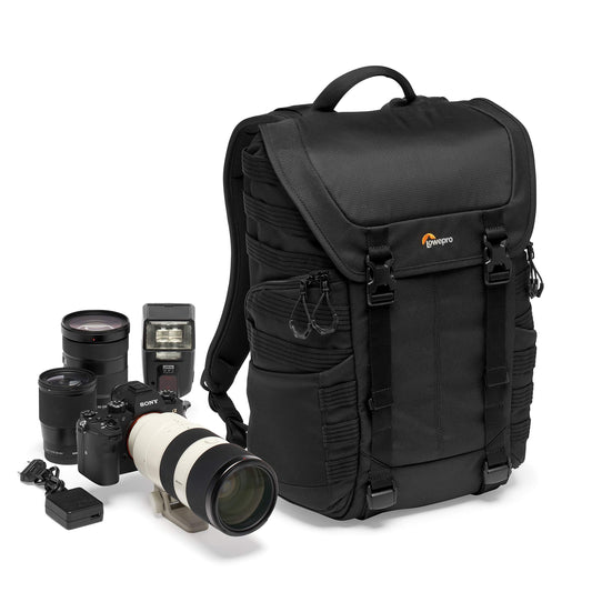 Lowepro ProTactic BP 300 AW II Fotorucksack. Schwarzer, kompakter Rucksack mit modularen Außenschlaufen. Dient zum sicheren Transport und schnellen Zugriff auf Fotoausrüstung.
